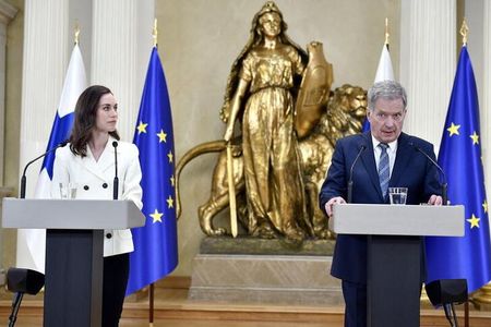 　５月１５日、フィンランドのニーニスト大統領（右）は、ＮＡＴＯに加盟申請すると正式に表明した。写真左はマリン首相。提供写真（２０２２年　ロイター／Heikki Saukkomaa/ Lehtikuva）