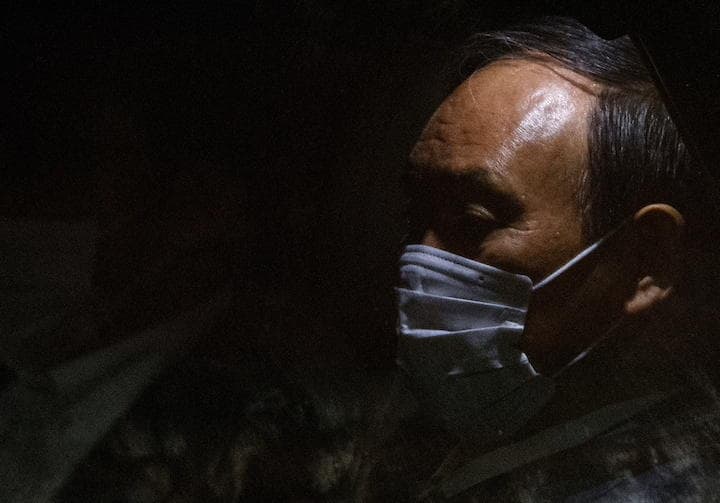 闇を彷徨う菅首相　Leon Neal/REUTERS