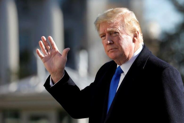 トランプ米大統領（写真）は、FOXニュースの電話インタビューで、大統領選で不正が横行したとの従来の主張を繰り返しながらも、「最高裁に持ち込むのは難しい」と述べ民主党バイデン氏の勝利を受け入れる以外の選択肢が狭まっている状況を追認した。ホワイトハウスで撮影（2020年　ロイター/Yuri Gripas）