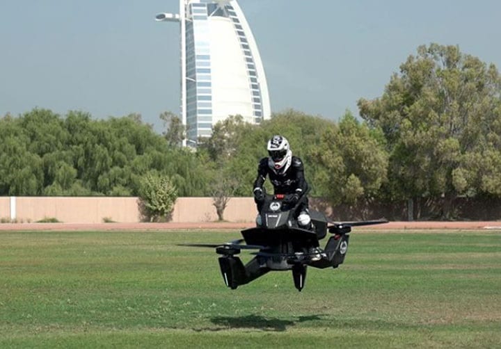 空飛ぶバイクの訓練風景　hoversurfofficial/INSTAGRAM