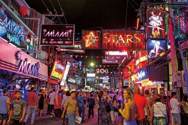 首都バンコクから車で2時間ほど、ビーチリゾートとして人気のパタヤはタイ性産業の一大拠点　DAVID SILVERMAN/GETTY IMAGES