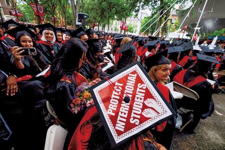 「留学生を守れ」と訴えるハーバードの卒業生（5月29日）　BRIAN SNYDER-REUTERS