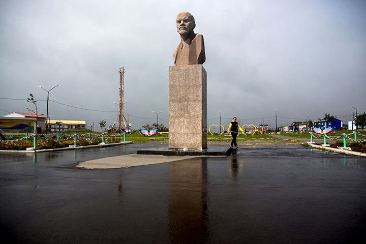国後島のユジノクリルスクのロシアの庁舎前の風景（15年9月撮影）　Thomas Peter/REUTERS