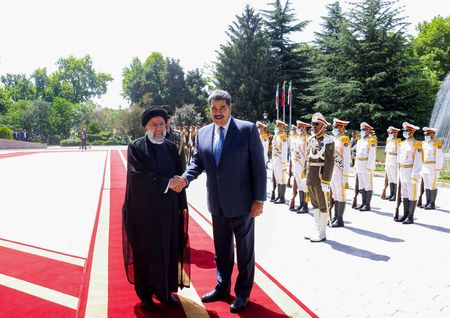 　６月１１日、イランのライシ大統領と同国を訪問中のベネズエラのマドゥロ大統領は、テヘランで２０カ年の相互協力計画に調印した。写真はテヘランで６月１１日撮影。提供写真（２０２２年　ロイター/President Website/West Asia News Agency）