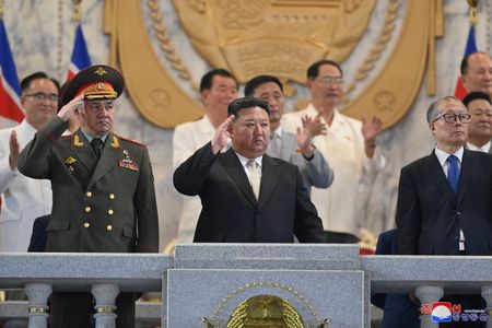 ８月１０日、北朝鮮の金正恩朝鮮労働党総書記（写真）は、戦争の可能性を見据えて準備態勢を強化し、兵器を増産し、軍事演習を拡大する必要性を強調した。平壌で７月撮影。KCNA配信（２０２３年　ロイター）
