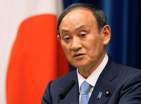 　菅義偉首相（写真）は８月２５日、緊急事態宣言などの適用対象地域の拡大決定後の記者会見で、９月１２日の期限に宣言を解除できるかは新型コロナウイルスのワクチンの接種状況などによると指摘した。１７日代表撮影（２０２１年　ロイター/Pool via REUTERS）