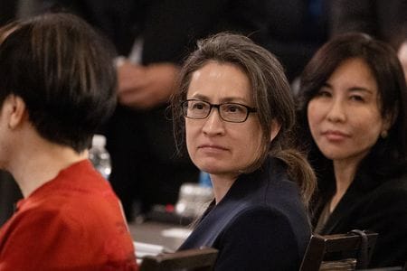 来年１月の台湾総統選の有力候補である与党・民主進歩党（民進党）の頼清徳副総統は２０日、副総統候補に駐米代表を務めた蕭美琴氏（写真中央）を選んだ。資料写真、１７日撮影（２０２３年　ロイター／Carlos Barria）