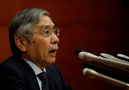 　４月１日、日銀の黒田東彦総裁は１日午前の参院決算委員会に出席し、現在は金本位制とは異なるが無制限に国債を買えるわけではない、と答弁し、財政拡張を支援するための野放図な国債買い入れ拡大に消極的な姿勢を示した。写真は都内で昨年１２月撮影（２０２０年　ロイター／KIM KYUNG-HOON）