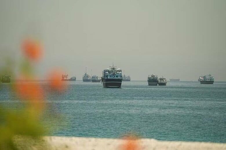 ホルムズ海峡に停泊する船舶。5月25日、オマーンのムサンダムで撮影。 REUTERS