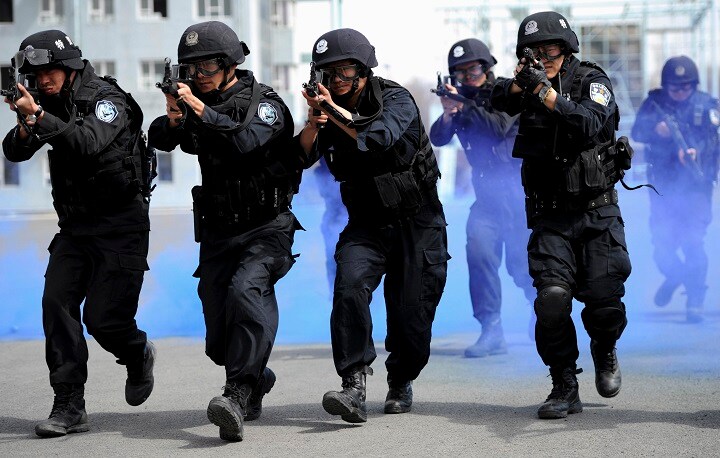 新疆ウイグル自治区のウルムチで訓練する警察特殊部隊（2014年3月7日）　REUTERS