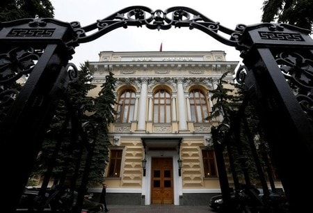 　３月１５日、ロシア中央銀行の金融政策部門責任者は、インフレ率が大きく低下したため中銀は今月下旬の政策決定会合で利下げを検討する可能性があると述べた。写真はモスクワの中銀本店、昨年５月撮影（２０１７年　ロイター/Sergei Karpukhin）