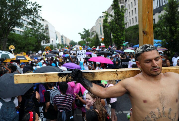 ワシントンDCの黒人差別反対デモで、キリストに扮した参加者（2020年6月19日）　Tom Brenner‐REUTERS