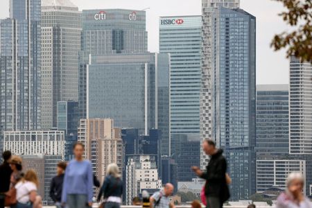 　１月１５日、人材紹介会社モーガン・マッキンリーが発表したデータによると、ロンドンの金融部門の２０２３年の求人数は前年比３８％落ち込んだ。写真はロンドンの金融街。昨年８月撮影（２０２４　ロイター／Kevin Coombs）