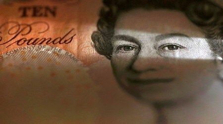 　６月２２日、国民投票を控え、英国民の間でポンドをユーロやドルに両替する動きが加速している。写真はポンド紙幣。マンチェスターで３月撮影（２０１６年　ロイター／Phil Noble/Illustration）