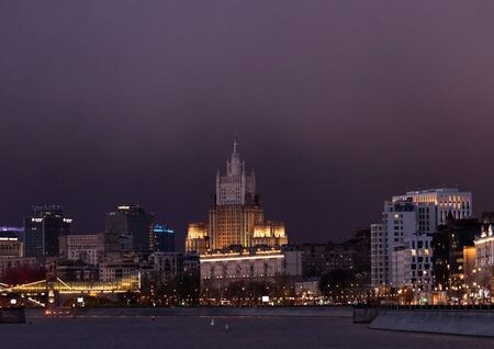　６月３日、ロシア外務省のザハロワ報道官は、米メディア各社のモスクワ拠点の代表を６日に召集し、米国のロシアメディア規制への厳しい対抗措置を通知すると明らかにした。写真はロシア外務省の建物。４月撮影（２０２２年　ロイター／Maxim Shemetov）