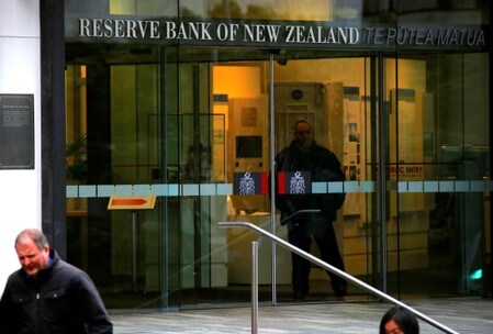 　１１月１４日、ニュージーランド準備銀行（中央銀行、ＲＢＮＺ）のバスカンド副総裁は、ＲＢＮＺが前日予想外に政策金利を据え置いたことについて、これまでの金融緩和の効果を見極める時間ができたと発言、必要なら来年２月に再び行動する可能性があると述べた。写真はウェリントンで２０１７年７月撮影（２０１９年　ロイター／David Gray）