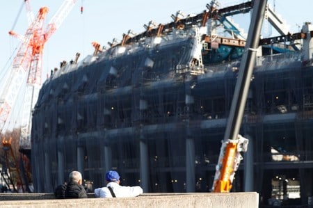 　５月２１日、日本の人手不足の「最前線」とも言える建設業界で、画期的なロボット開発が相次いで進んでいる。ＡＩ（人工知能）を駆使し、人手ゼロの現場も出てきた。写真は国立競技場の建設現場。昨年１２月撮影（２０１８年　ロイター／Issei Kato）