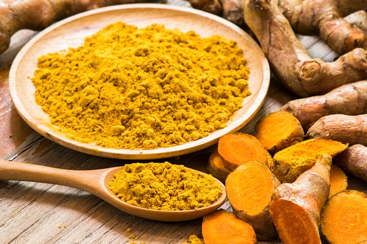 ラテにウコンをひとさじ入れて「黄金のミルク」として飲む女優も　peangdao-iStock