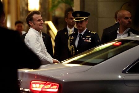 ５月３０日、 フランスのマクロン大統領はイスラエルがパレスチナ自治区ガザへの人道支援を阻止し続ける場合、フランスはイスラエルに対する姿勢をより強硬なものにする可能性があると警告した。シンガポールで２９日撮影（２０２５年　ロイター/Edgar Su）