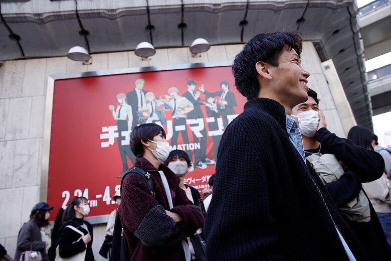 マスクを着用しない人の姿も珍しくなくなった（写真は3月20日、東京）　Androniki Christodoulou-REUTERS