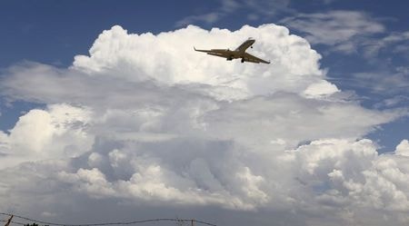 　全米ビジネス航空協会（ＮＢＡＡ）による世界最大のビジネスジェット展示会が１２日、ラスベガスで開幕する。写真は着陸態勢のプライベートジェット。２０１５年７月米ロサンゼルス郡で撮影（２０２１年　ロイター/Gene Blevins）