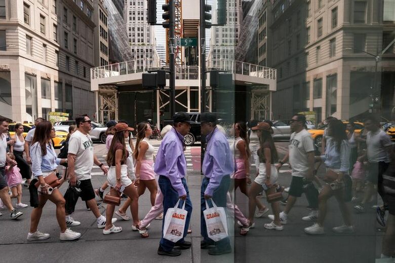 ニューヨークのショッピングエリアを歩く人々。2025年8月、ニューヨーク市で撮影。REUTERS/Adam Gray