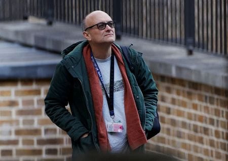 英国のジョンソン首相は２４日、側近であるドミニク・カミングス上級顧問（写真）が都市封鎖中に４００キロ離れた親類宅を訪問していたとの報道について、カミングス氏の責任を問わない考えを示した５月１４日、ロンドンで撮影（２０２０年　ロイター/John Sibley）