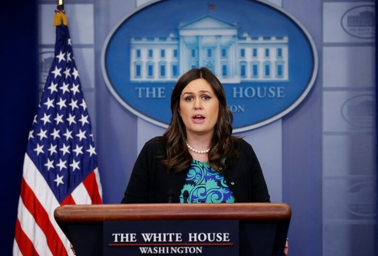 ３月１１日、米国のトランプ政権は夜、フロリダ州の高校で先月起きた乱射事件を受け、学校の安全対策案を発表した。写真は会見するサンダース報道官。ホワイトハウスで９日撮影（２０１８年　ロイター／Leah Millis）
