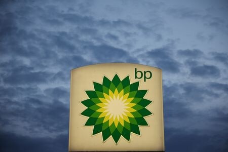 　１０月７日、英石油大手ＢＰは、２０３０年までに石油・ガス生産量を削減するという目標を撤回した。写真は同社のロゴ。２０２２年６月、ポーランド・ピエンクフで撮影（２０２４年　ロイター/Kacper Pempel）