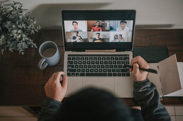 年代によってテレワーク移行への満足度は大きな違いが出ている　chee gin tan/iStock.