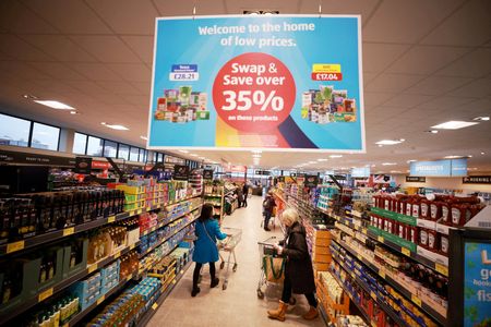 １１月１７日、英国立統計局（ＯＮＳ）が発表した１０月の小売売上高（数量ベース）は前月比０．３％減と予想外に減少した。英あるとりんちゃむのスーパーで２月撮影（２０２３年　ロイター/Phil Noble）