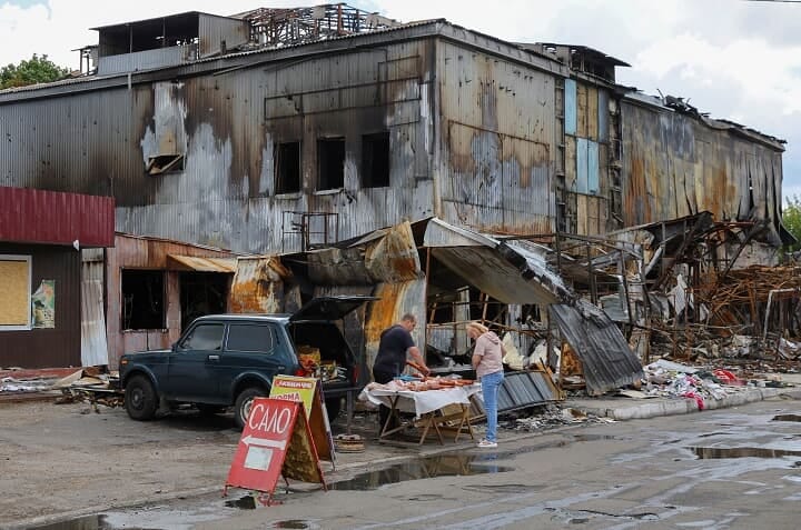 破戒された市場の前で肉製品を売る男性（7月22日、ドネツク）　Alexander Ermochenko-REUTERS