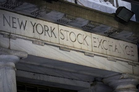 米国株式市場は上昇し、ダウ平均株価<.DJI>は１１４ドル高で取引を終えた。大手ハイテク企業の好決算を手掛かりに買いが先行した（２０２０年　ロイター／Brendan McDermid）