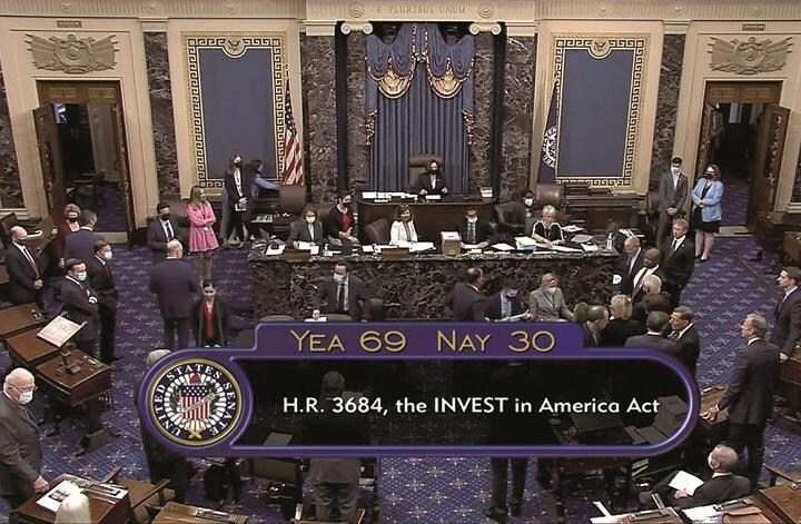 米上院はインフラ投資法案を69対30で可決した（8月10日）　U.S. SENATE POOL TVｰREUTERS