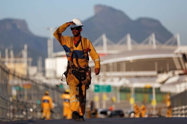 ７月１２日、リオデジャネイロ五輪の開幕を３週間後に控えたブラジルで、税関職員が賃上げを求めて１４日から無期限のストライキに突入する。五輪開催中は数十万人の観光客が同国を訪れることが見込まれているため、ストが終結しなければ空港などでの混乱が予想される。写真は同五輪会場付近で１１日撮影（２０１６年　ロイター/Bruno Kelly）