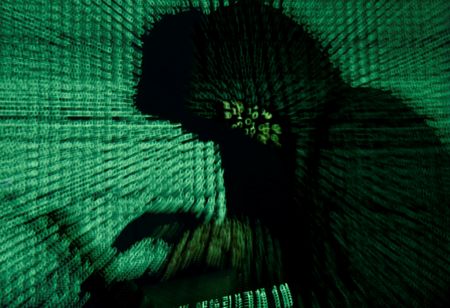 金融庁は２５日、緊迫化するウクライナ情勢などを踏まえ、金融機関にサイバーセキュリティ対策を強化するよう再要請したことを明らかにした。写真は２０１７年５月撮影（２０２２年　ロイター／Kacper Pempel）