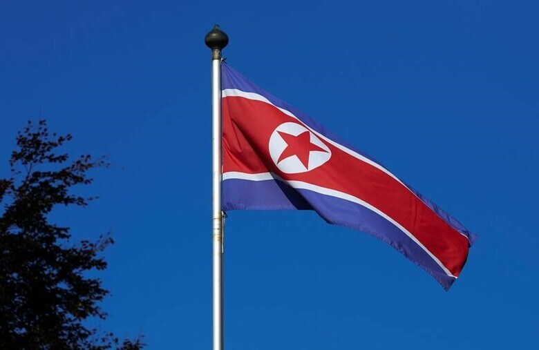 ５月１日、北朝鮮外務省は、米国の敵対姿勢に直面する中、核戦力を「連続的で継続的」に「最大限に」強化すると表明し、核兵器の実験を継続する可能性を示唆した。写真は北朝鮮国旗。２０１４年１０月撮影（２０１７年　ロイター/Denis Balibouse）