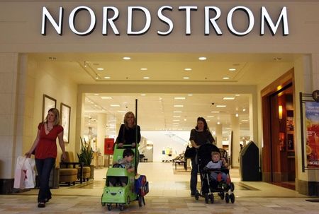 　１１月１３日、週内に発表された米百貨店の８━１０月業績は低調だ。米デンバー郊外のモール内にあるノードストローム店舗。２００８年５月撮影。（２０１５年　ロイター／ Rick Wilking）