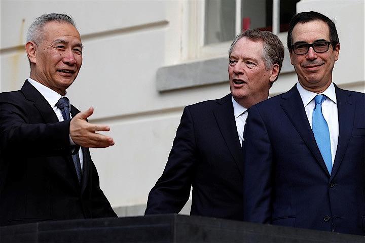 米国と中国は１０日、閣僚級の通商協議をワシントンで開始した。写真は米中の交渉担当者ら（２０１９年　ロイター/Yuri Gripas）