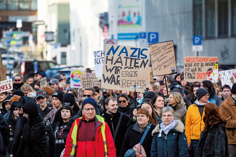 CDUのメルツ党首が移民政策でAfDに協力を求めたことに抗議する人々　YING TANGｰNURPHOTOｰREUTERS