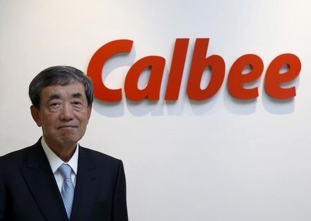 　５月２５日、カルビーは、中国の電子商取引最大手のアリババ・グループ・ホールディングと協力し、８月から越境ＥＣサイト「天猫国際」において、シリアル商品「フルグラ」の販売を開始すると発表した。日本で３００億円規模のヒット商品に育った「フルグラ」を海外で本格展開する。写真は都内の本社で昨年１月撮影（２０１７年　ロイター／Toru Hanai）