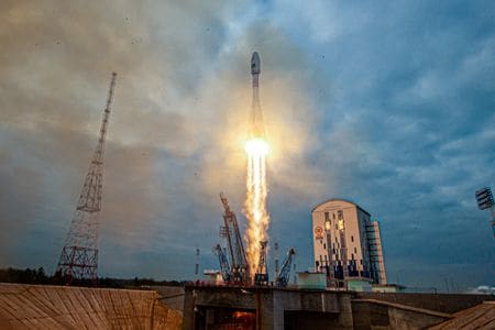 　ロシア国営宇宙企業ロスコスモスによると、８月２１日に月面に軟着陸を果たす予定だった無人月探査機「ルナ２５号」は軌道を外れて制御不能となり、最終的に月面に衝突したという。写真は１１日、極東アムール地方のボストーチヌイ宇宙基地から発射された、ルナ２５を搭載したソユーズ２．１ｂロケットブースター。提供写真。Roscosmos/Vostochny Space Centre（２０２３年　ロイター）