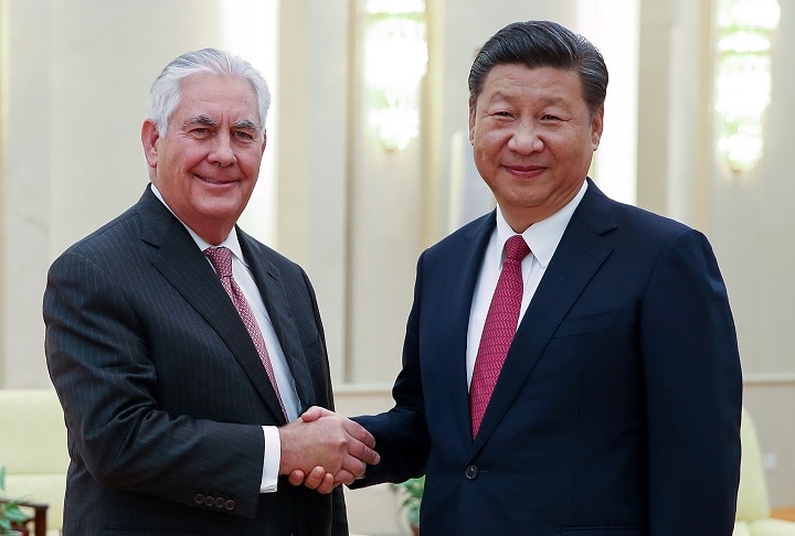 にこやかに握手するティラーソン米国務長官と習近平国家主席（9月30日、北京）　Lintao Zhang-REUTERS