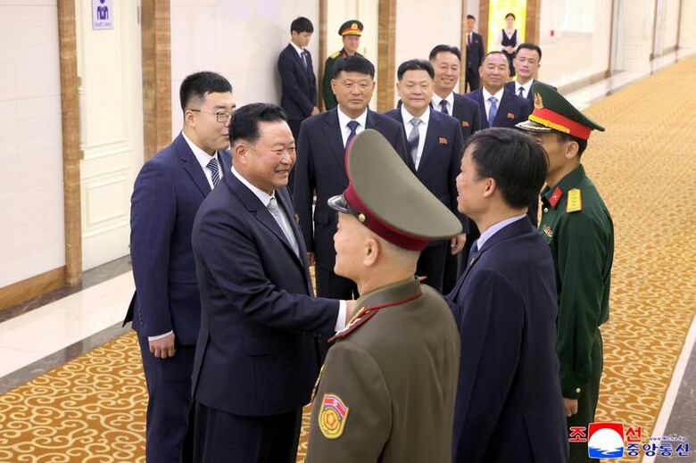 北朝鮮のリョ・チョルウン国防次官が率いる北朝鮮国防省代表団が、ベトナムに向けて平壌を出発する準備をする様子。9月22日、平壌で撮影。KCNA提供。REUTERS