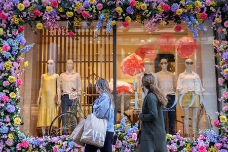 　１２日に発表された４月の米消費者物価指数（ＣＰＩ）が予想以上の上昇だったことで、インフレ圧力の兆候がこれから増えるとの投資家の警戒が高まった。写真はニューヨークのマンハッタンで、ショーウィンドーを見る人々。３月３０日撮影（２０２１年　ロイター/Caitlin Ochs）