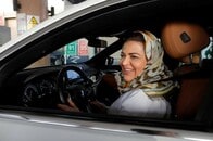 サウジアラビアで女性の運転が解禁　一方で権利獲得の活動家は獄中に