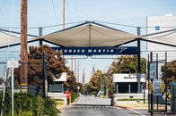 「仕事に行かなきゃいけない」米軍需企業の入口塞ぐデモ隊をSUVで強行突破...車を降りた男の手にはナイフが