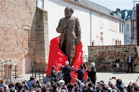 ドイツ人があがめるのは、マルクス像か中国マネーか