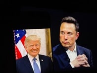 【動画】イーロン・マスクの素足に「熱烈キス」するトランプ大統領...政府施設で放映された衝撃のフェイク動画