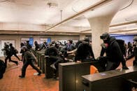 地下鉄で移動し、反人種差別の怒りを燃やすデモ隊